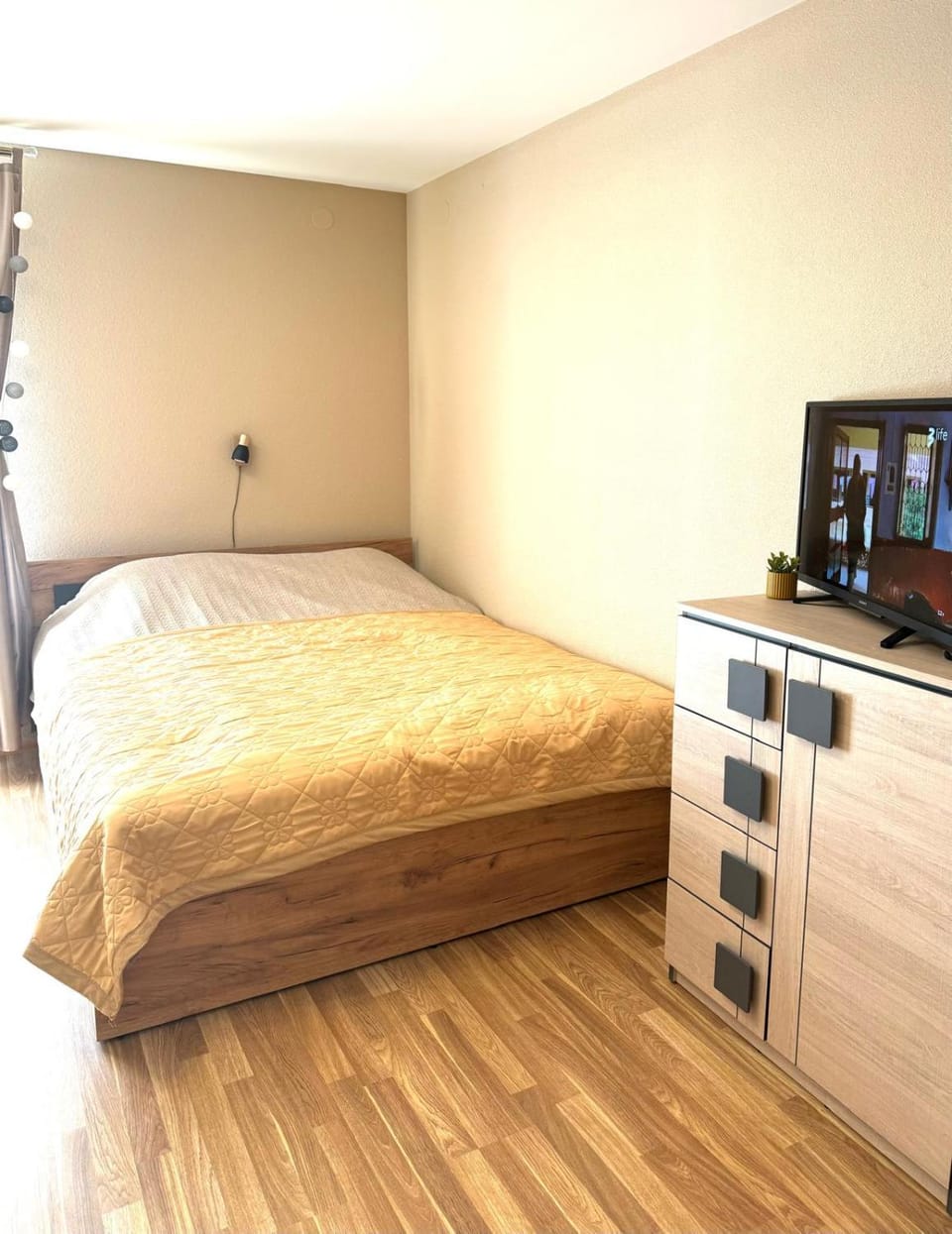 Bed, TV and multimedia, Bedroom