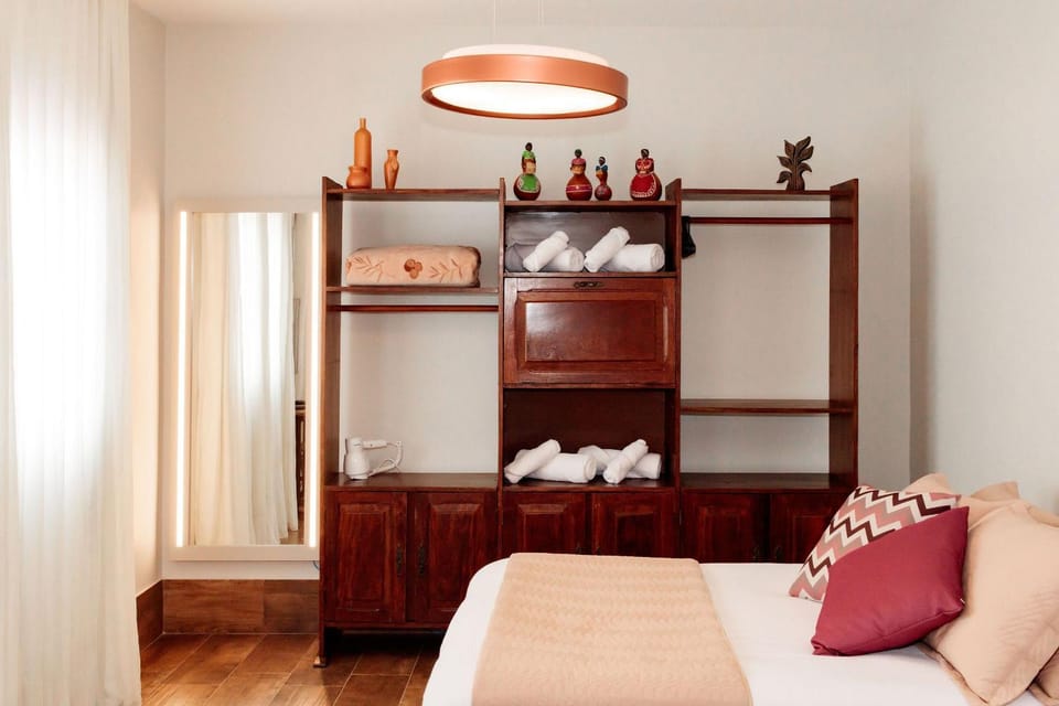 Bedroom, towels