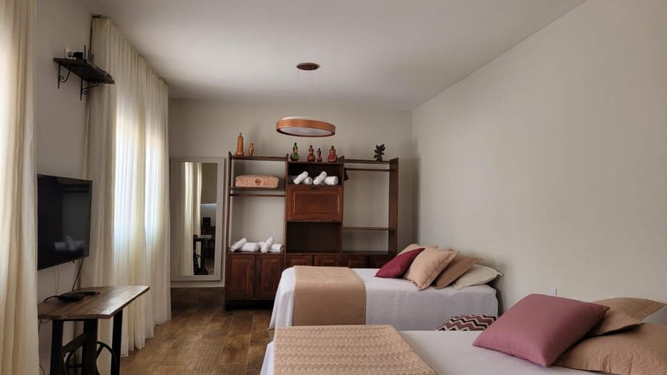 Bed, TV and multimedia, Bedroom
