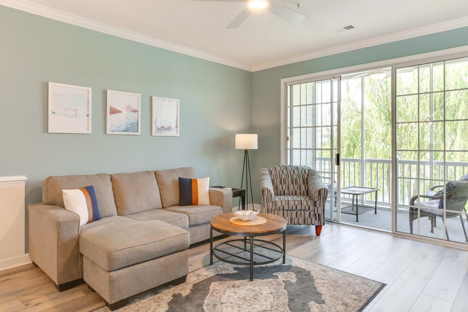 3 Mi to Barefoot Landing Condo with 2 Pools! Apartment in North Myrtle Beach