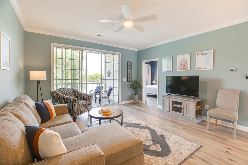 3 Mi to Barefoot Landing Condo with 2 Pools! Apartment in North Myrtle Beach
