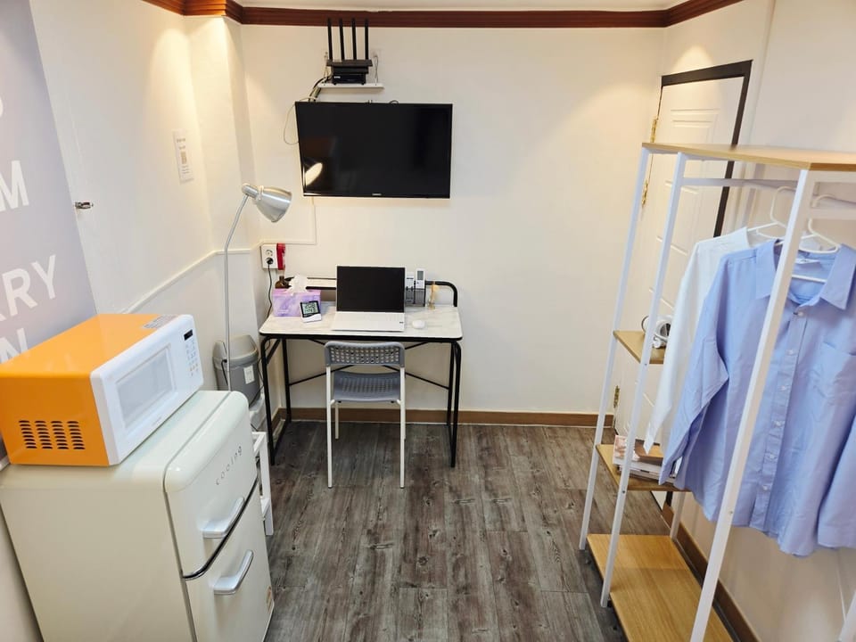 TV and multimedia, Photo of the whole room, microwave, wardrobe