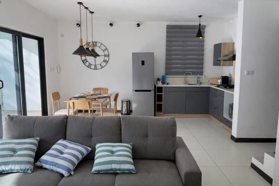 Kitchen or kitchenette, Living room, Seating area, Dining area