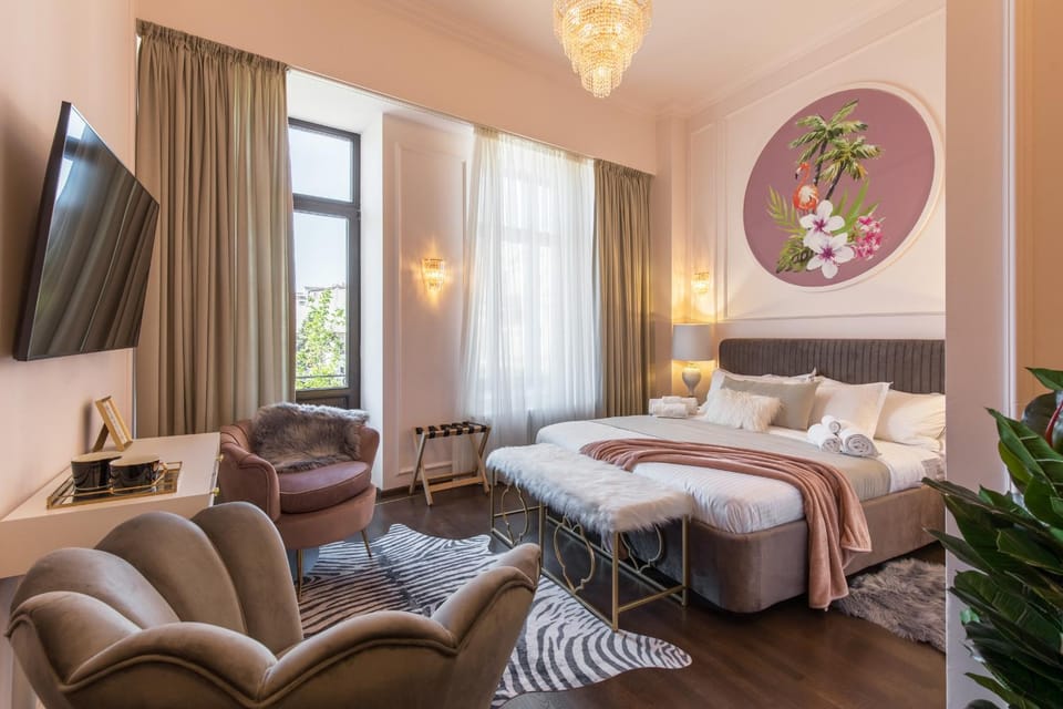 Bed, TV and multimedia, Photo of the whole room, Seating area, Bedroom
