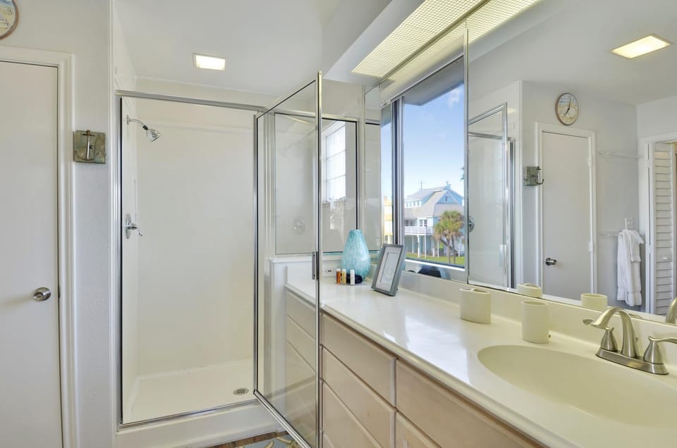 Shower, Day, Neighbourhood, Bathroom