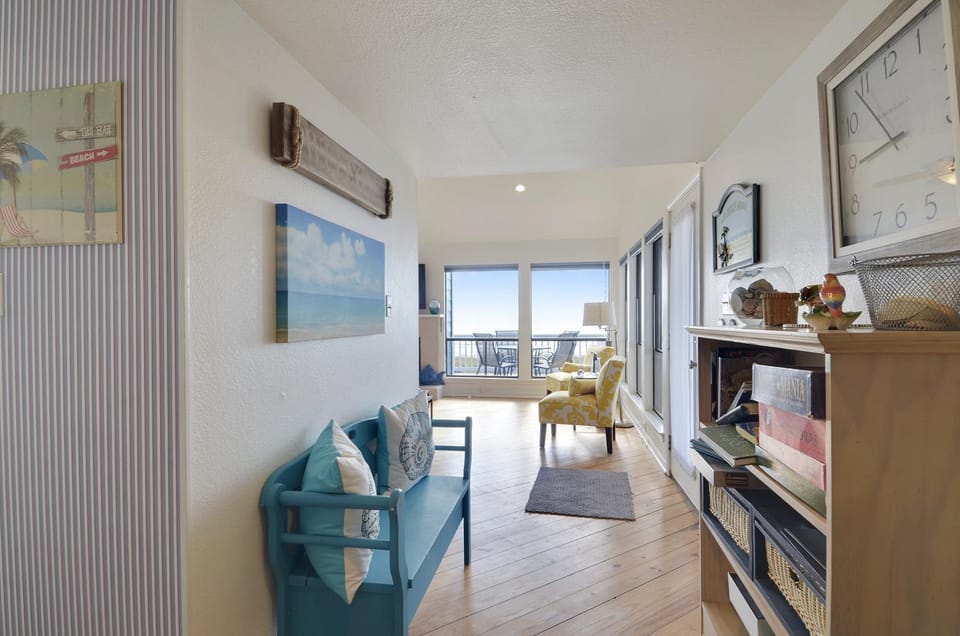 Day, TV and multimedia, Living room, Seating area, City view, Sea view, furniture