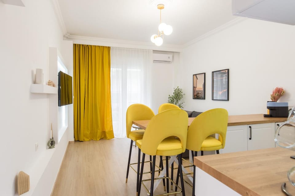 TV and multimedia, Living room, Seating area, Dining area