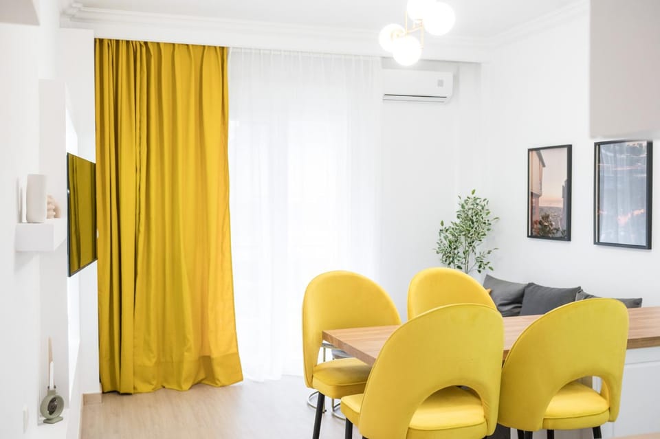TV and multimedia, Living room, Seating area, Dining area, air conditioner