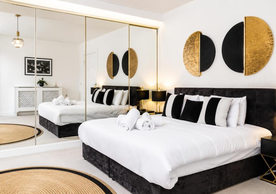 Bed, Photo of the whole room, Bedroom, towels