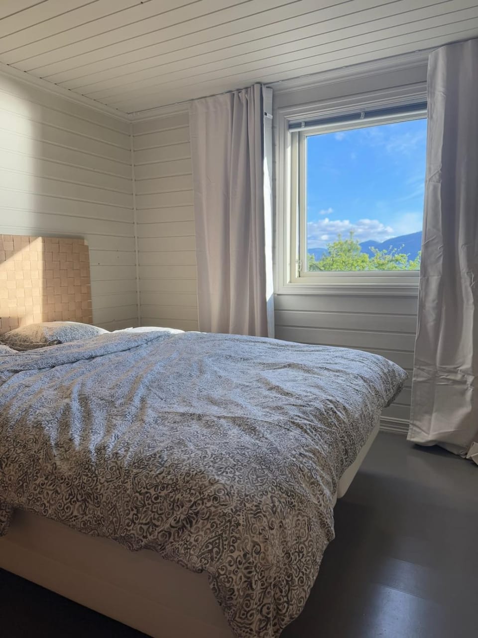 Bed, Bedroom, Mountain view
