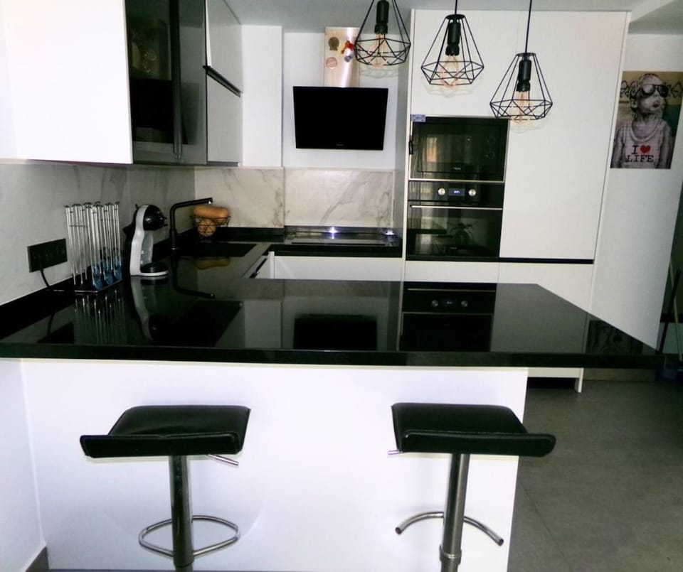 Kitchen or kitchenette, Dining area, oven