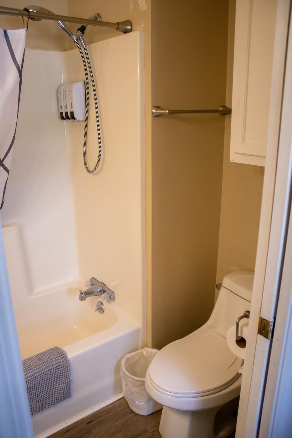 Clyde's Cabin with a private Hot Tub Cabin in Ozark Mountains