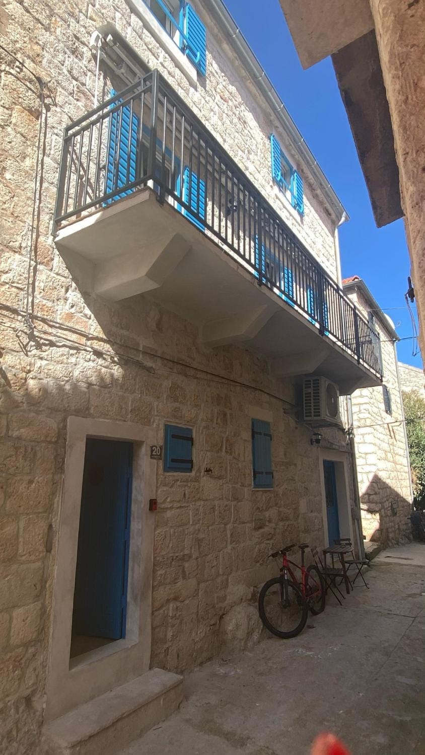 Property building, Facade/entrance, Balcony/Terrace