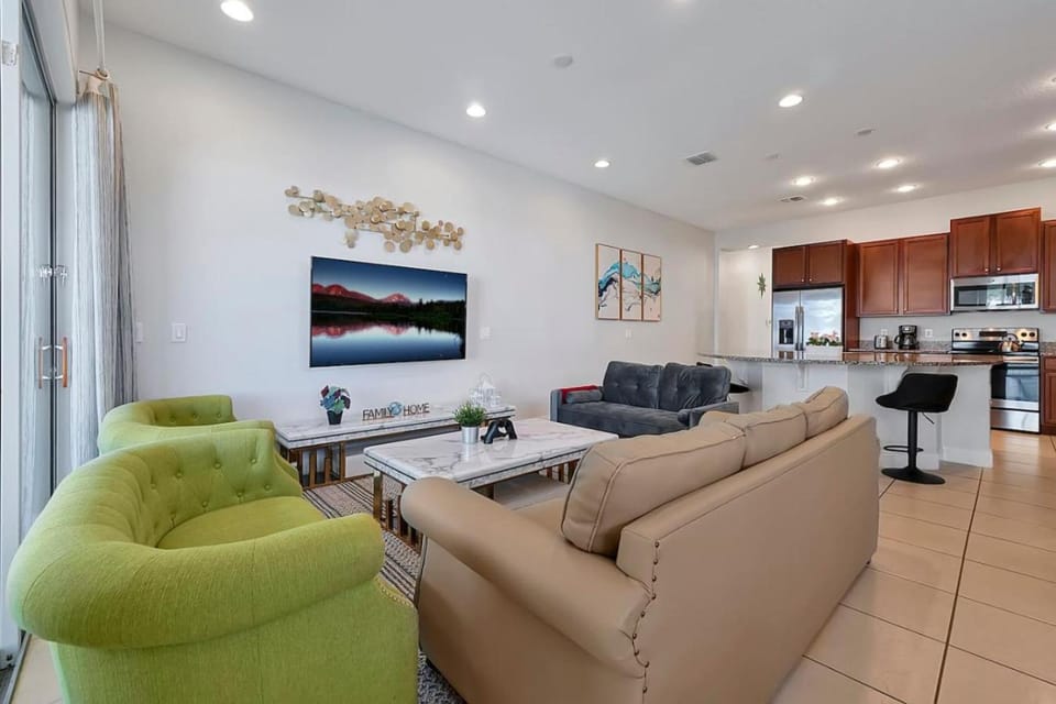 TV and multimedia, Kitchen or kitchenette, Living room, Seating area, Dining area, stove