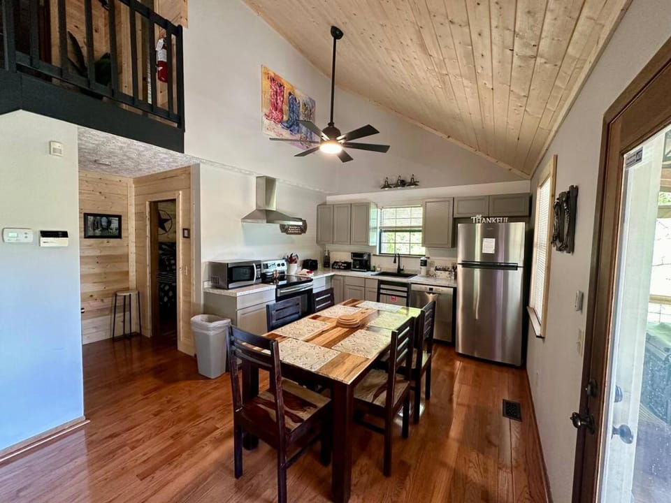 Kitchen or kitchenette, dishwasher