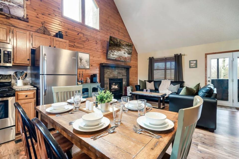 Kitchen or kitchenette, Living room, Seating area, Dining area, oven, stove