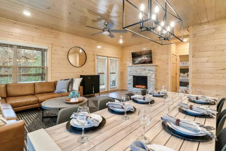 Dining area, fireplace