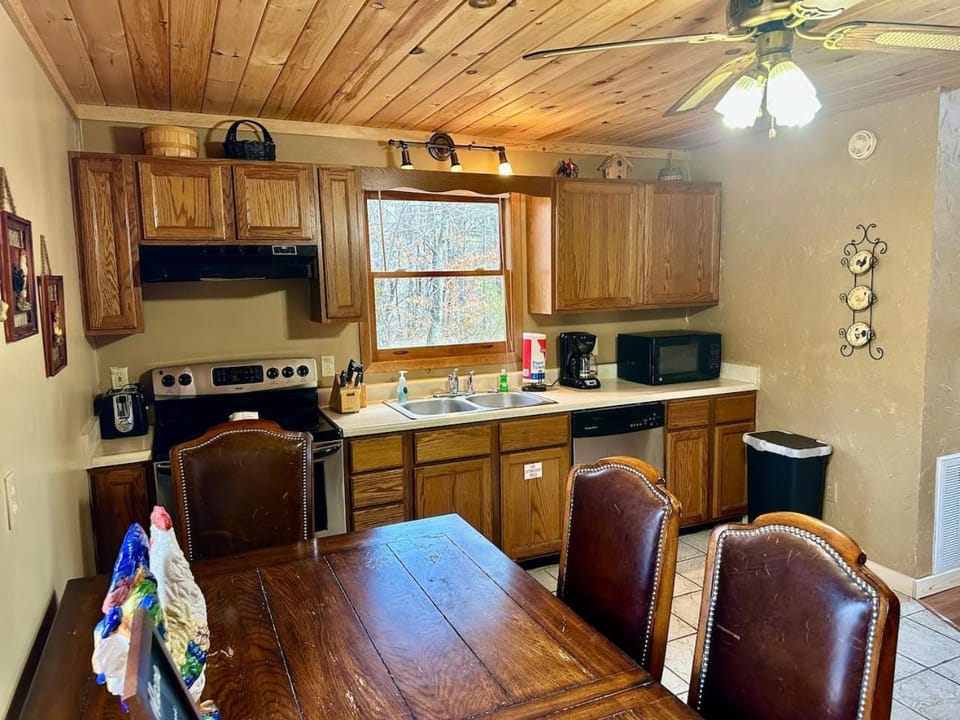 Kitchen or kitchenette, Dining area, dishwasher, stove