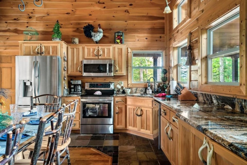 Kitchen or kitchenette, Dining area, dishwasher, minibar, oven, stove, toaster