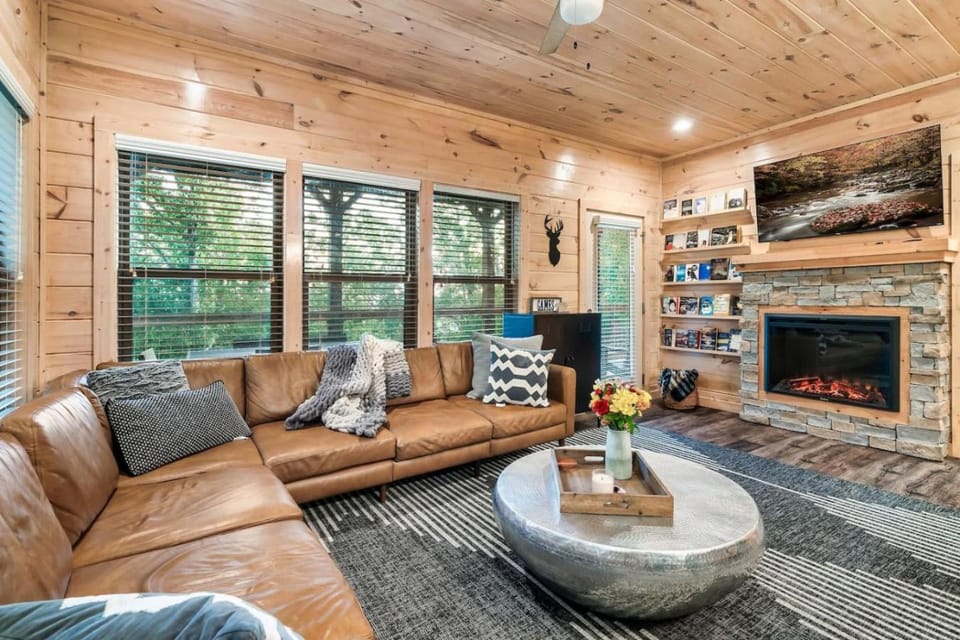 TV and multimedia, Living room, Seating area, fireplace