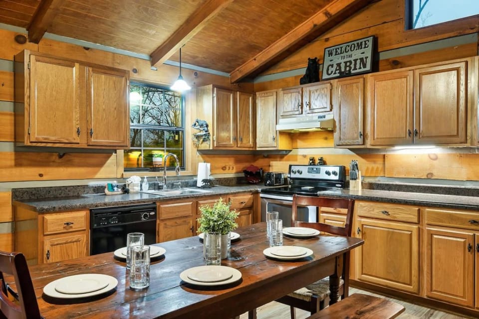 Kitchen or kitchenette, Dining area, dishwasher, stove