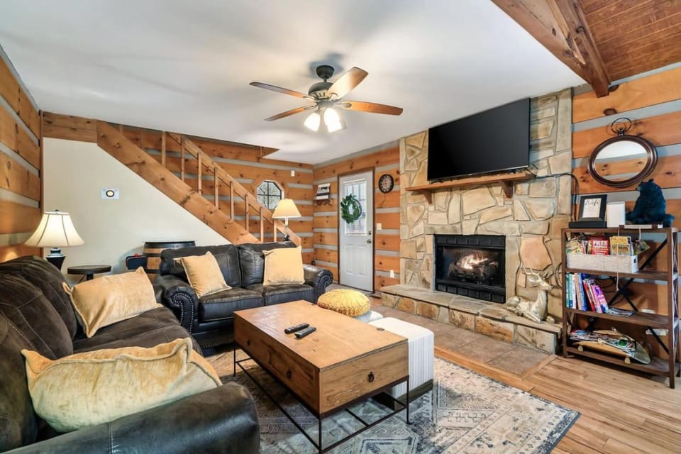 TV and multimedia, Living room, Seating area, fireplace