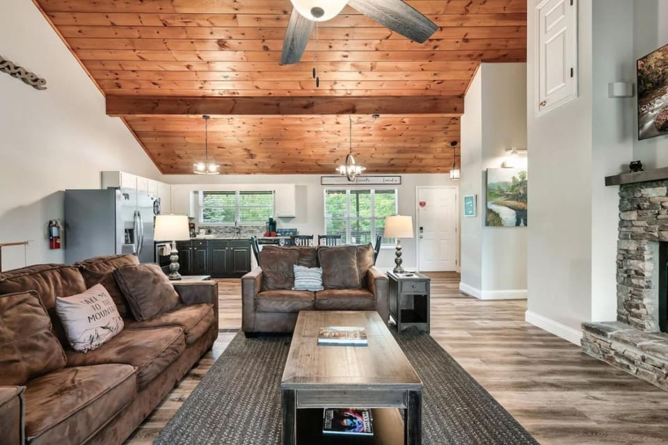 TV and multimedia, Living room, Seating area, fireplace