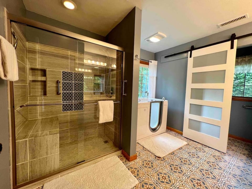 Toilet, Bathroom, towels