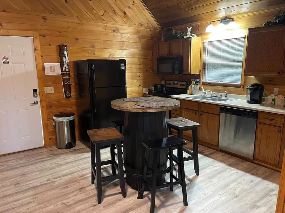 Kitchen or kitchenette, Dining area, dishwasher, oven, stove
