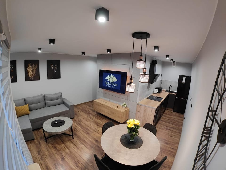 TV and multimedia, Kitchen or kitchenette, Living room, Seating area