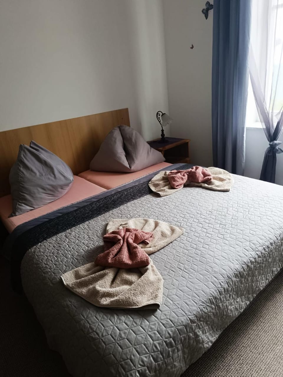 Bed, Bedroom, towels