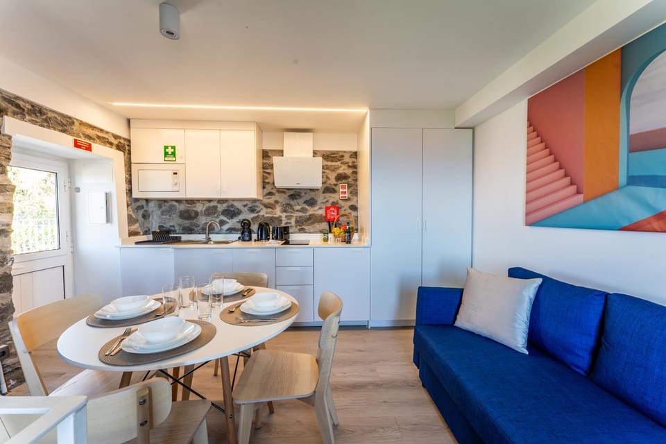 Kitchen or kitchenette, Living room, Seating area, Dining area