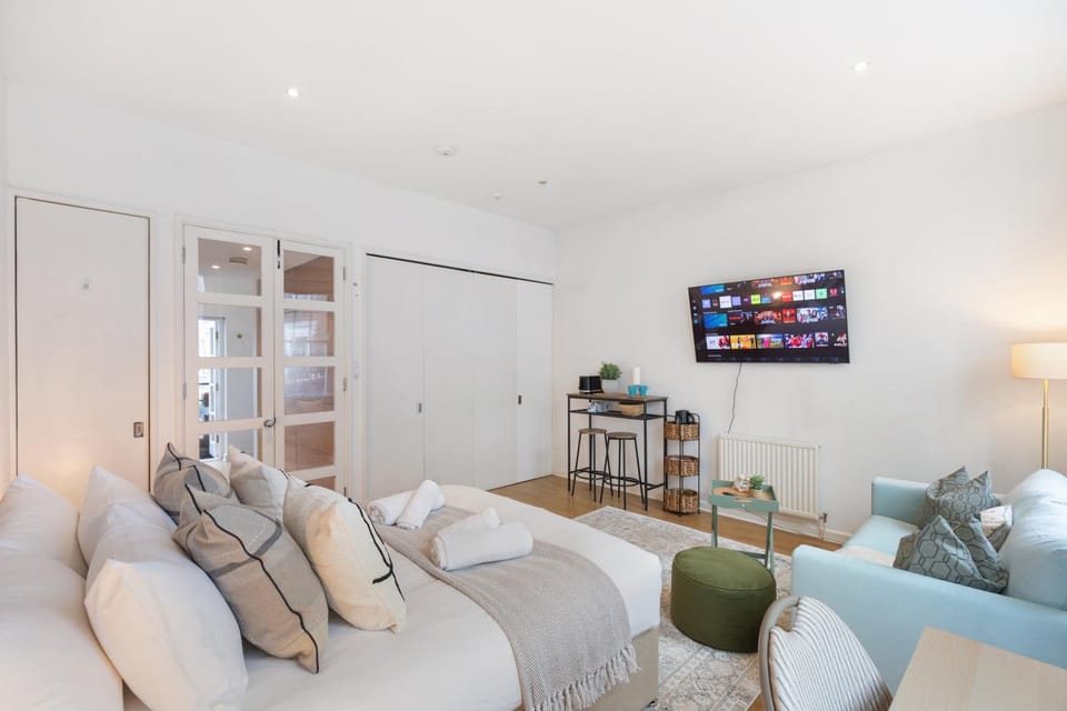Bed, TV and multimedia, Photo of the whole room, Seating area, Evening entertainment