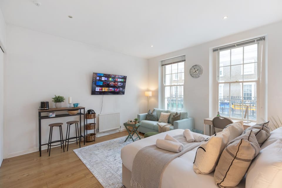 Bed, TV and multimedia, Seating area