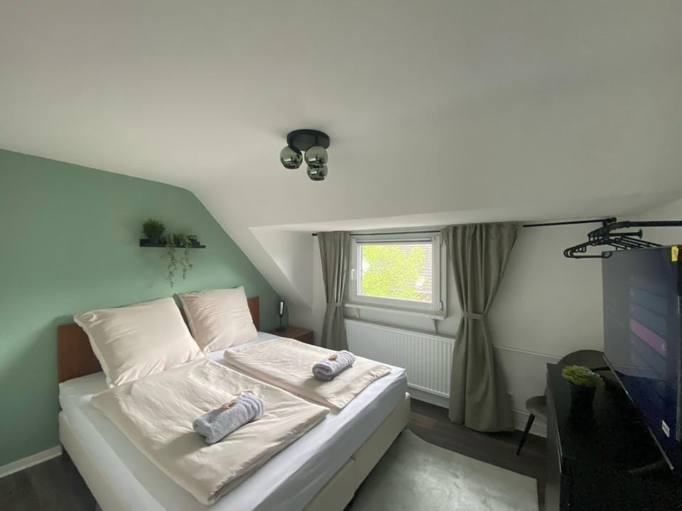 Bed, TV and multimedia, Bedroom