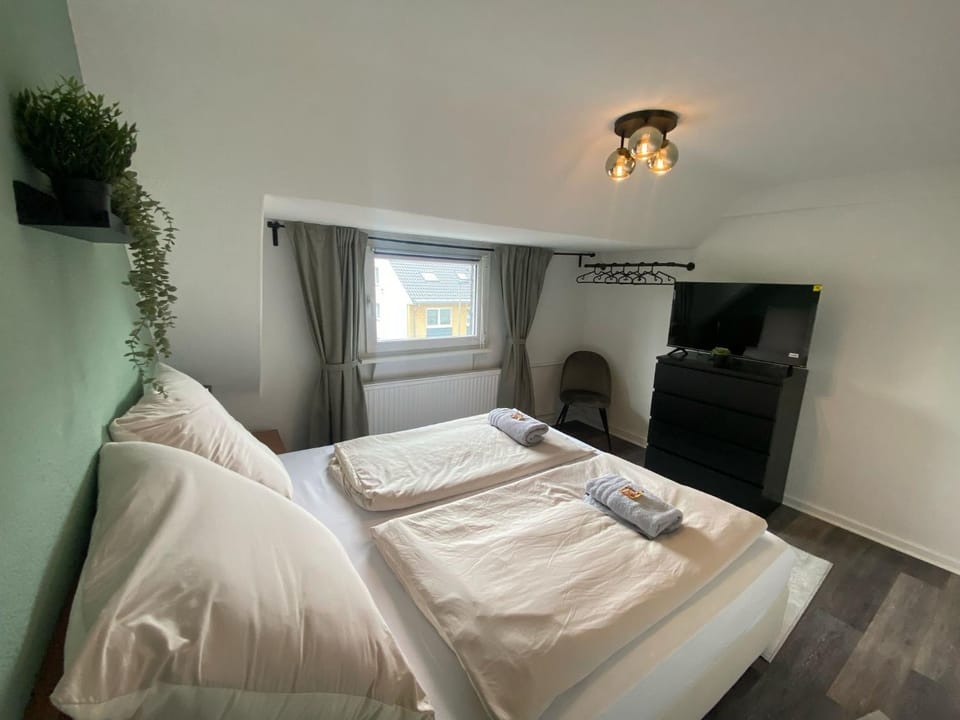 Bed, TV and multimedia, Bedroom