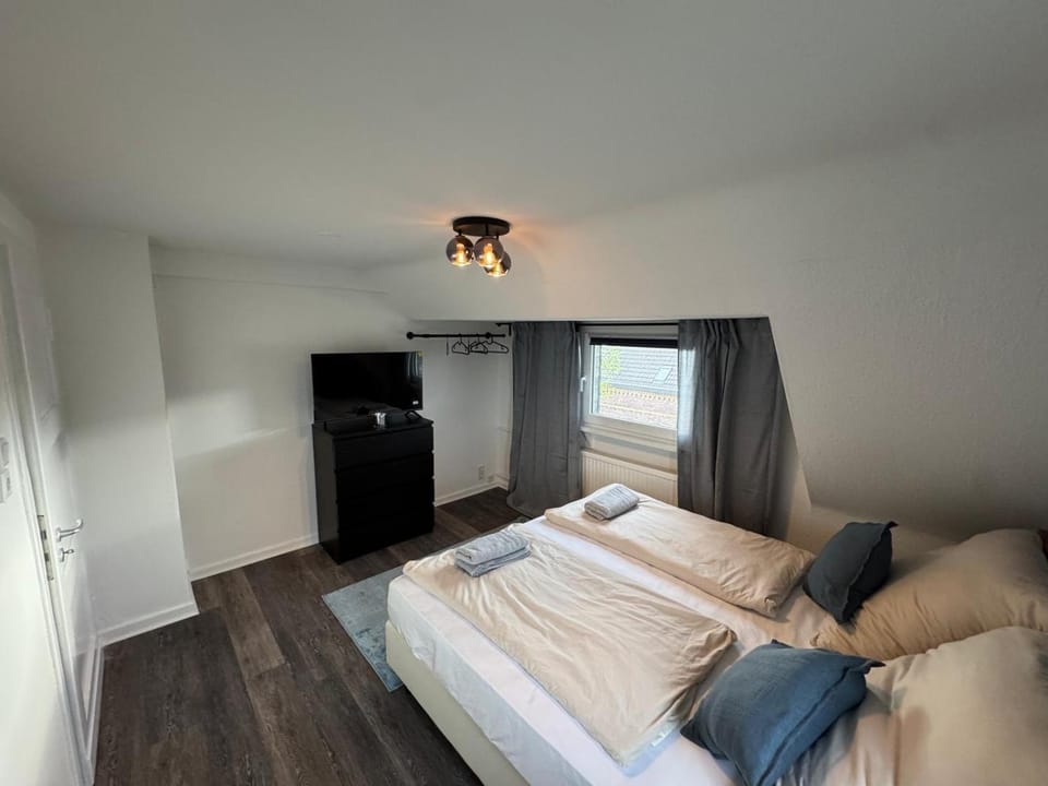 Bed, TV and multimedia, Bedroom