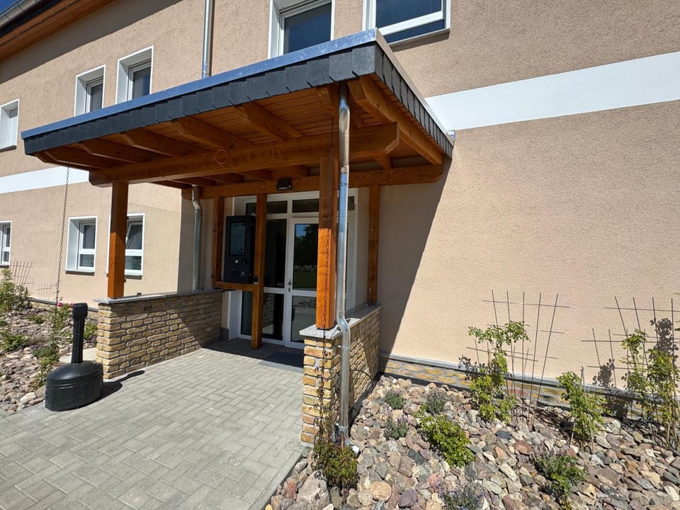 Property building, Facade/entrance, Day