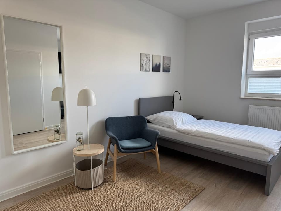 Bed, Photo of the whole room, Seating area, Bedroom