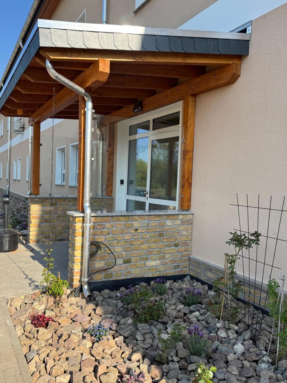 Property building, Facade/entrance, Day