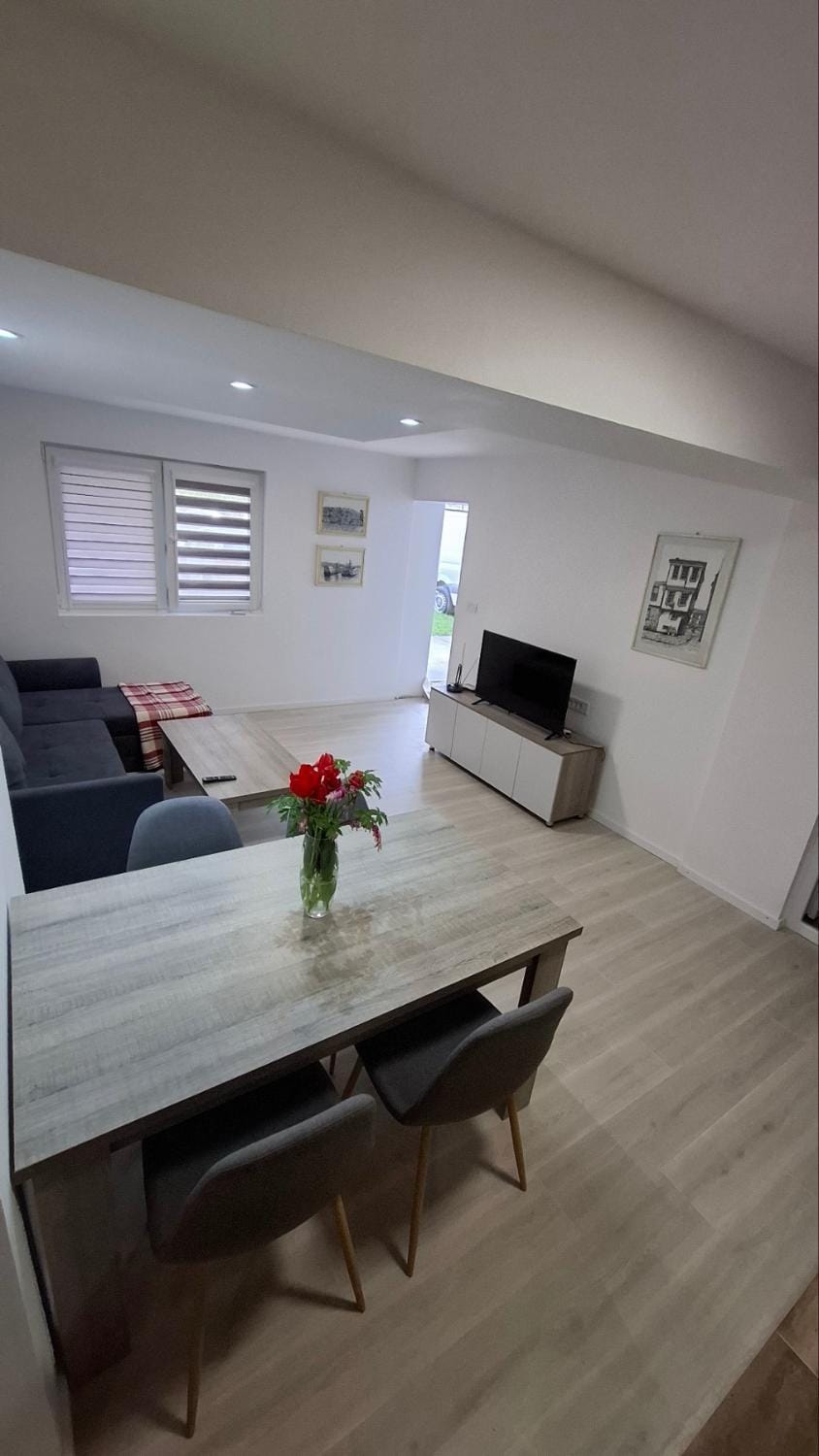 Communal lounge/ TV room, TV and multimedia, Living room, Seating area, Dining area