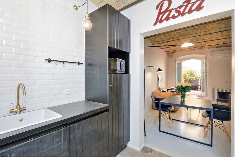 Kitchen or kitchenette, Dining area