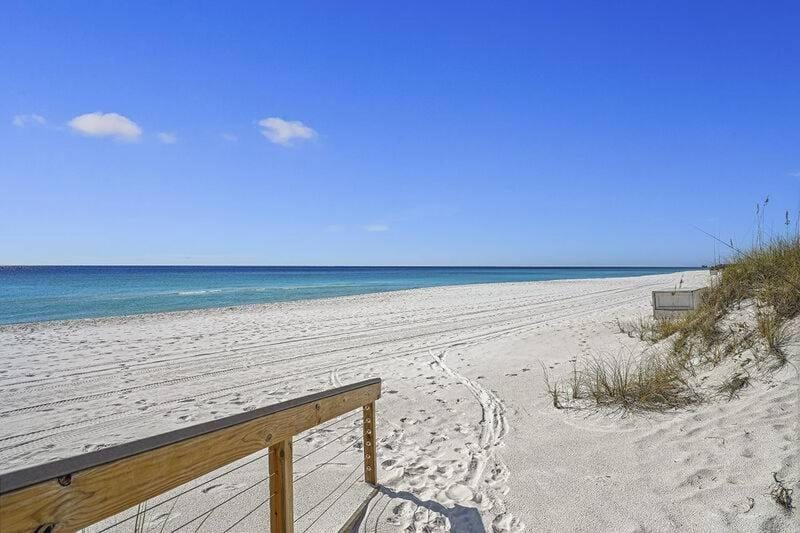 Summer Lovin sleeps 12 near beach House in Destin
