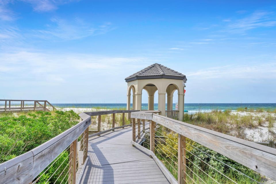 Summer Lovin sleeps 12 near beach House in Destin