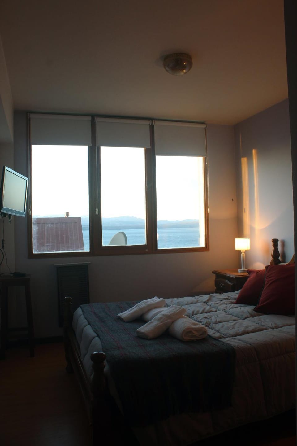 Bed, Natural landscape, TV and multimedia, Photo of the whole room, Bedroom