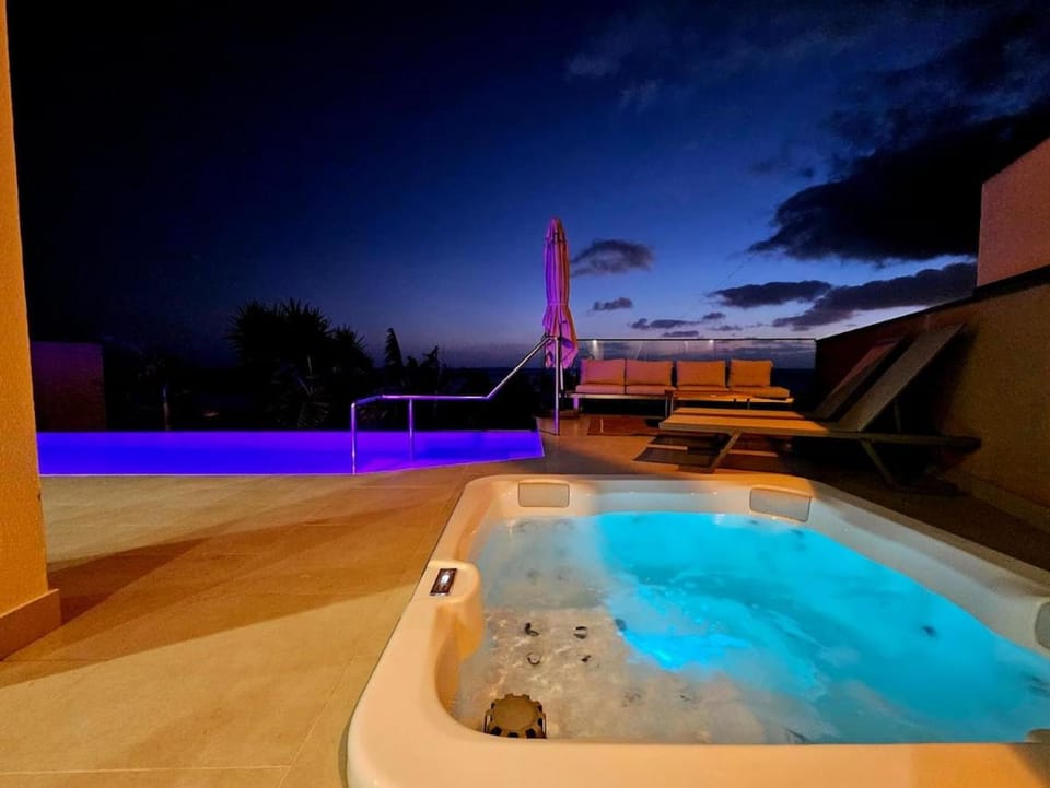 Vila Ladeira dos Zimbreiros - 3 bedroom, Jacuzzi, gym, AC, Pool with optional heated water Villa in Madeira District