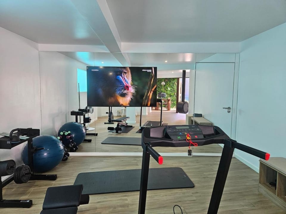 Vila Ladeira dos Zimbreiros - 3 bedroom, Jacuzzi, gym, AC, Pool with optional heated water Villa in Madeira District