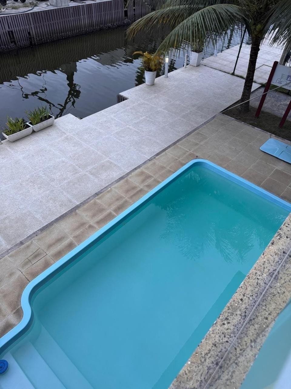 Um apartamento com vista para oarma Apartment in Angra dos Reis