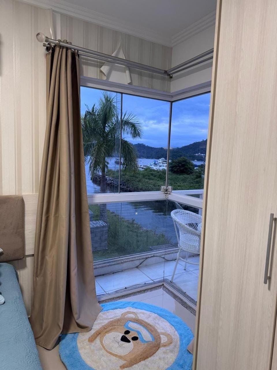 Um apartamento com vista para oarma Apartment in Angra dos Reis