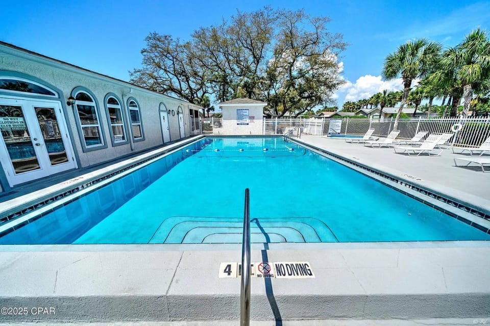 Enjoy your quiet vacation at Butler's Beach Retreat! House in Upper Grand Lagoon